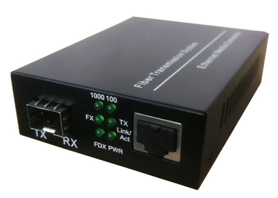 Prędkość transmisji danych 1000 Mbps Konwerter mediów światłowodowych 1SFP i 1RJ45 Port Konwerter mediów SFP